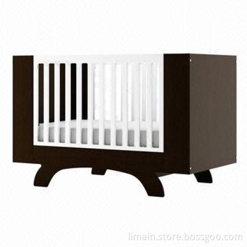 Vintage-inspired Babies' Crib, Eco-responsibly with 100% Wood